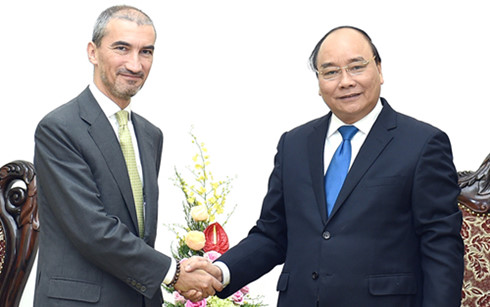 Primer ministro vietnamita recibe a embajadores de Portugal y Serbia